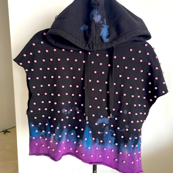 CROPPED JOCELYN SLEEVELESS LAVENDER PEARL SWEATSHIRT - Picture 1 of 5